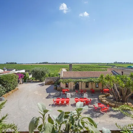 Couette-café Emera Wine By Raro Lizzano (Apulia)